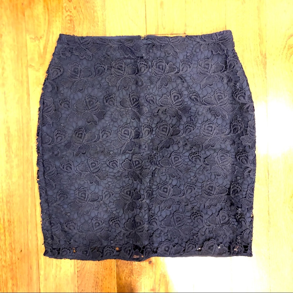 Banana Republic navy lace pencil skirt in size 2P